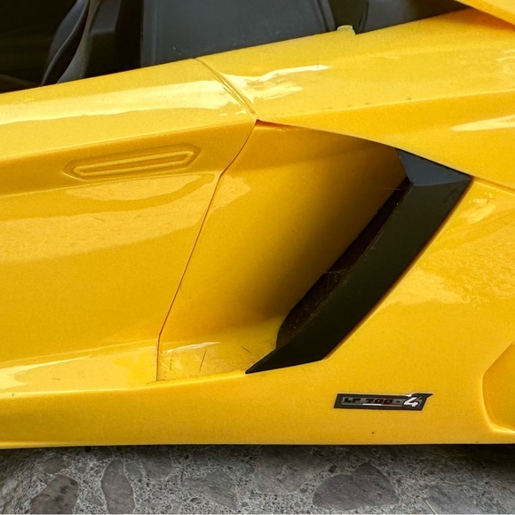 World Tech Toys Lamborghini Aventador 1:10 Electric RC Car - Picture 4 of 6